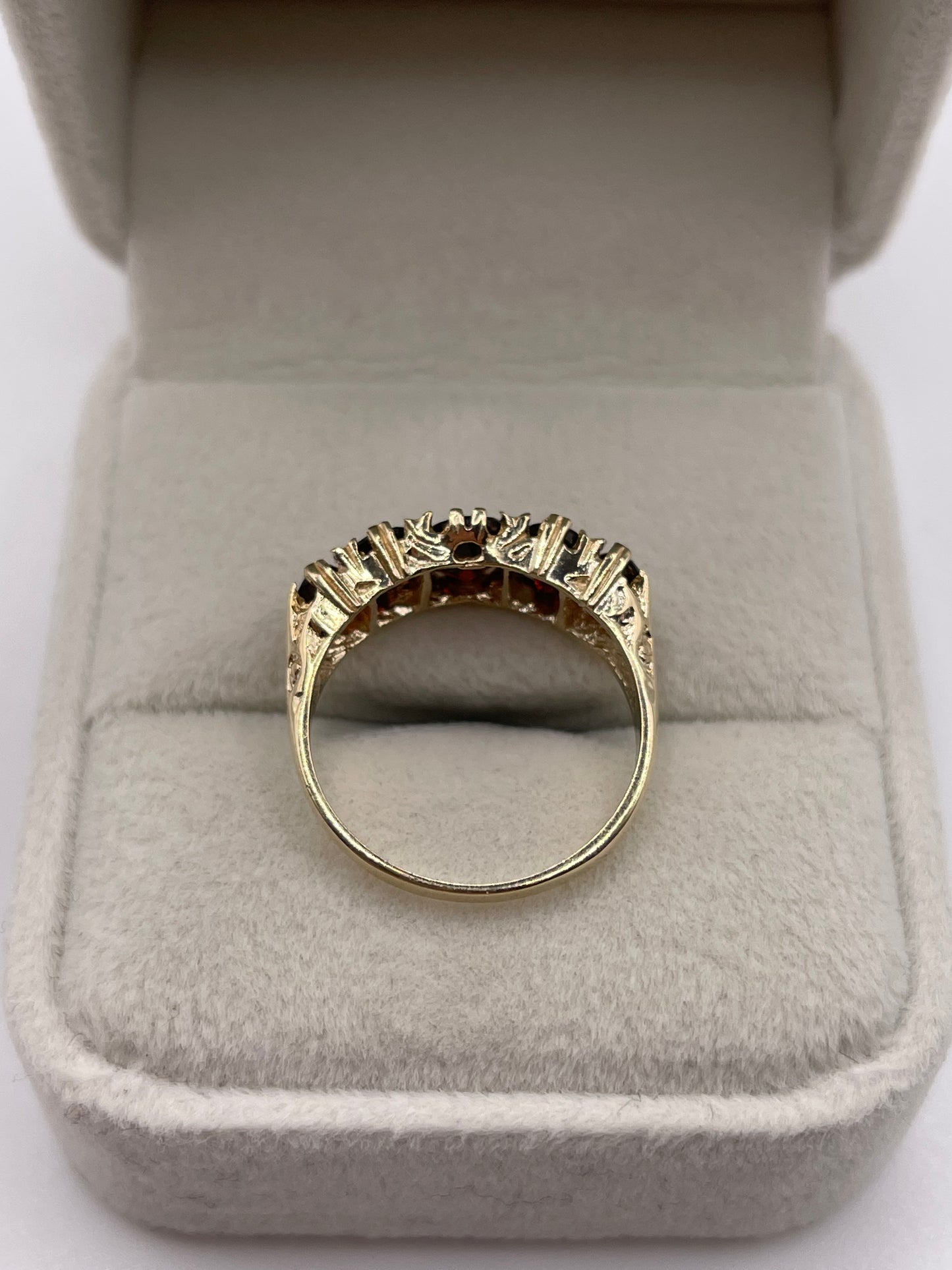 9ct gold garnet ring