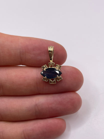 9ct gold sapphire pendant