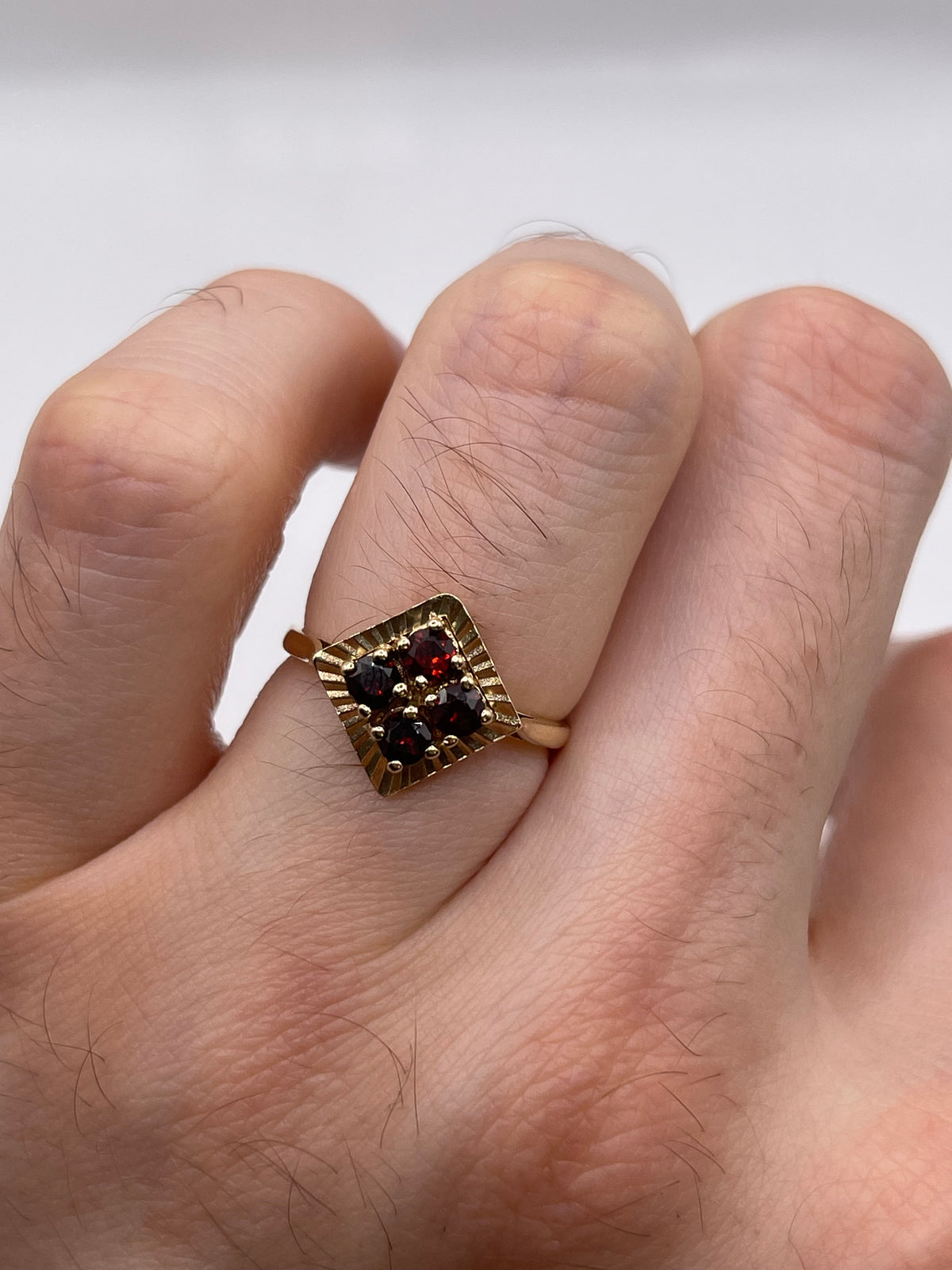 9ct gold garnet ring