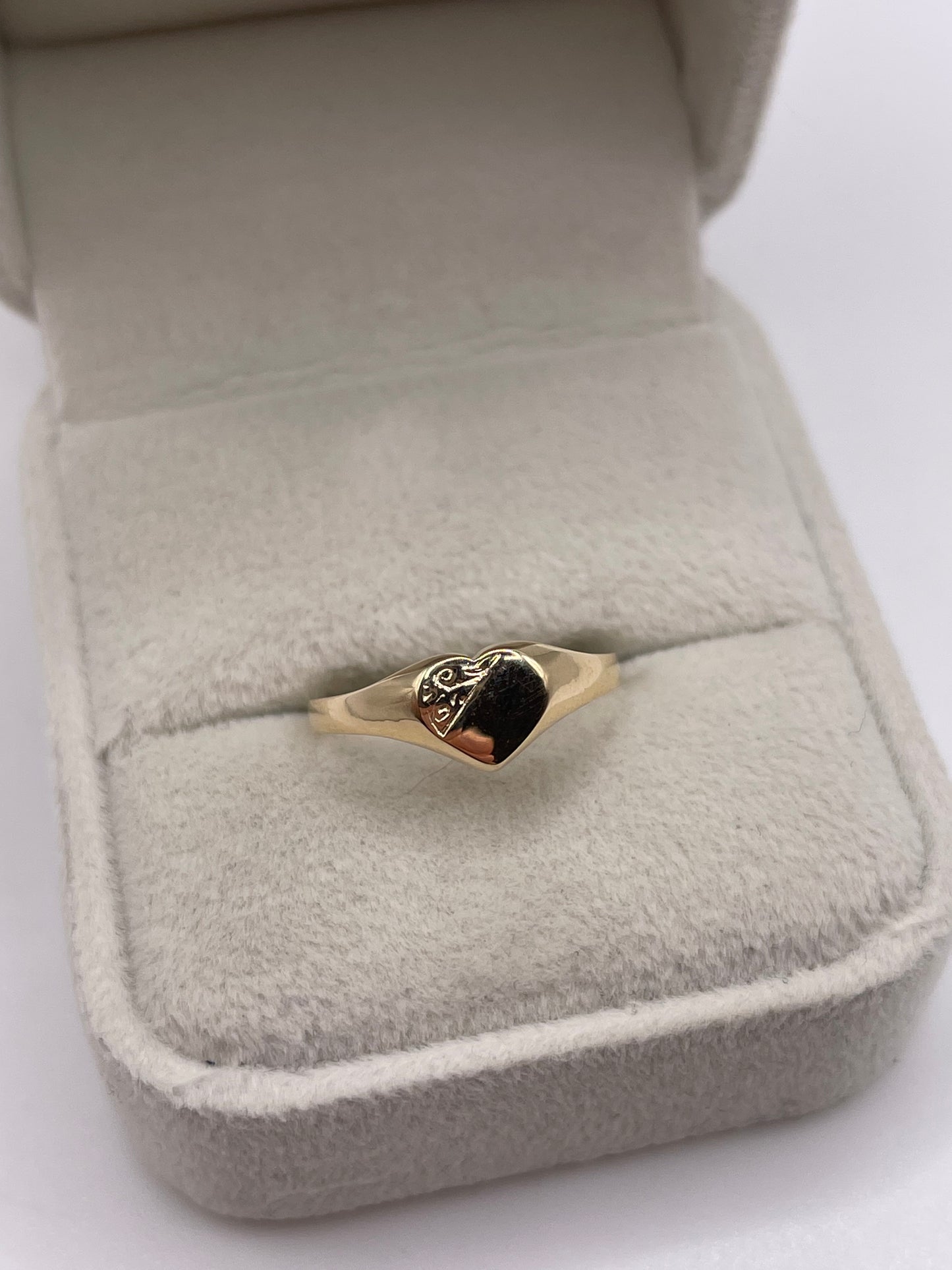 9ct gold heart signet ring