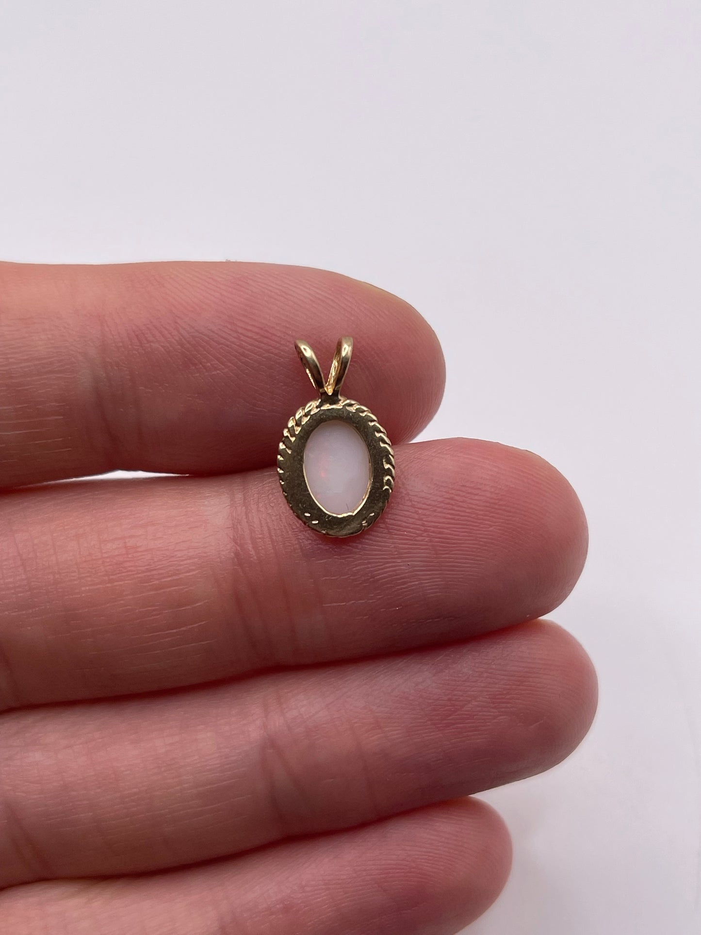 9ct gold opal pendant