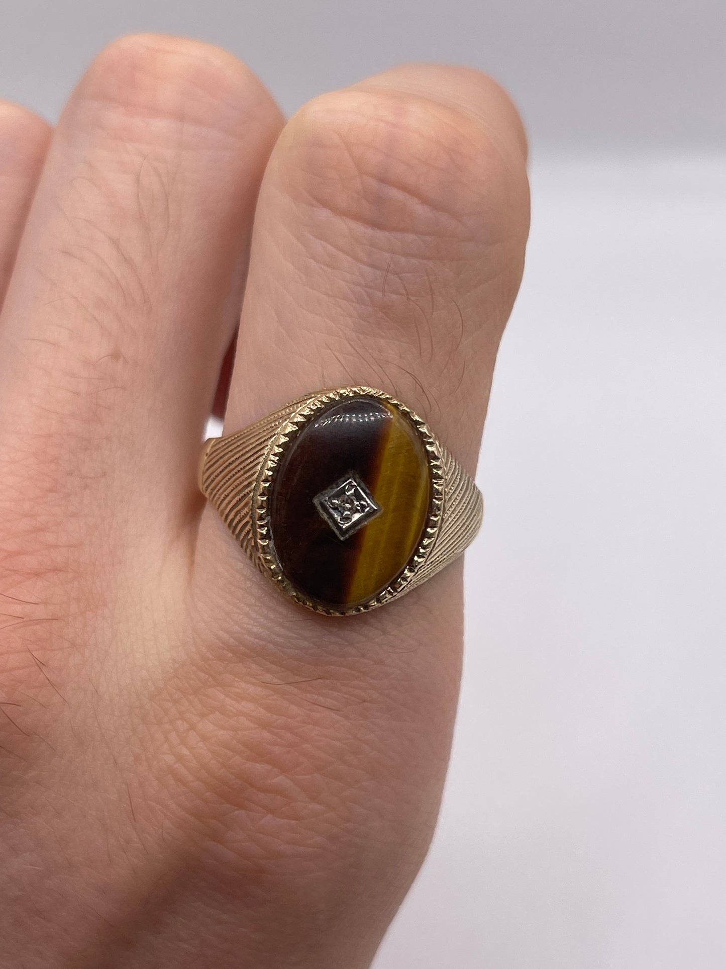 9ct gold tigers eye and diamond signet ring