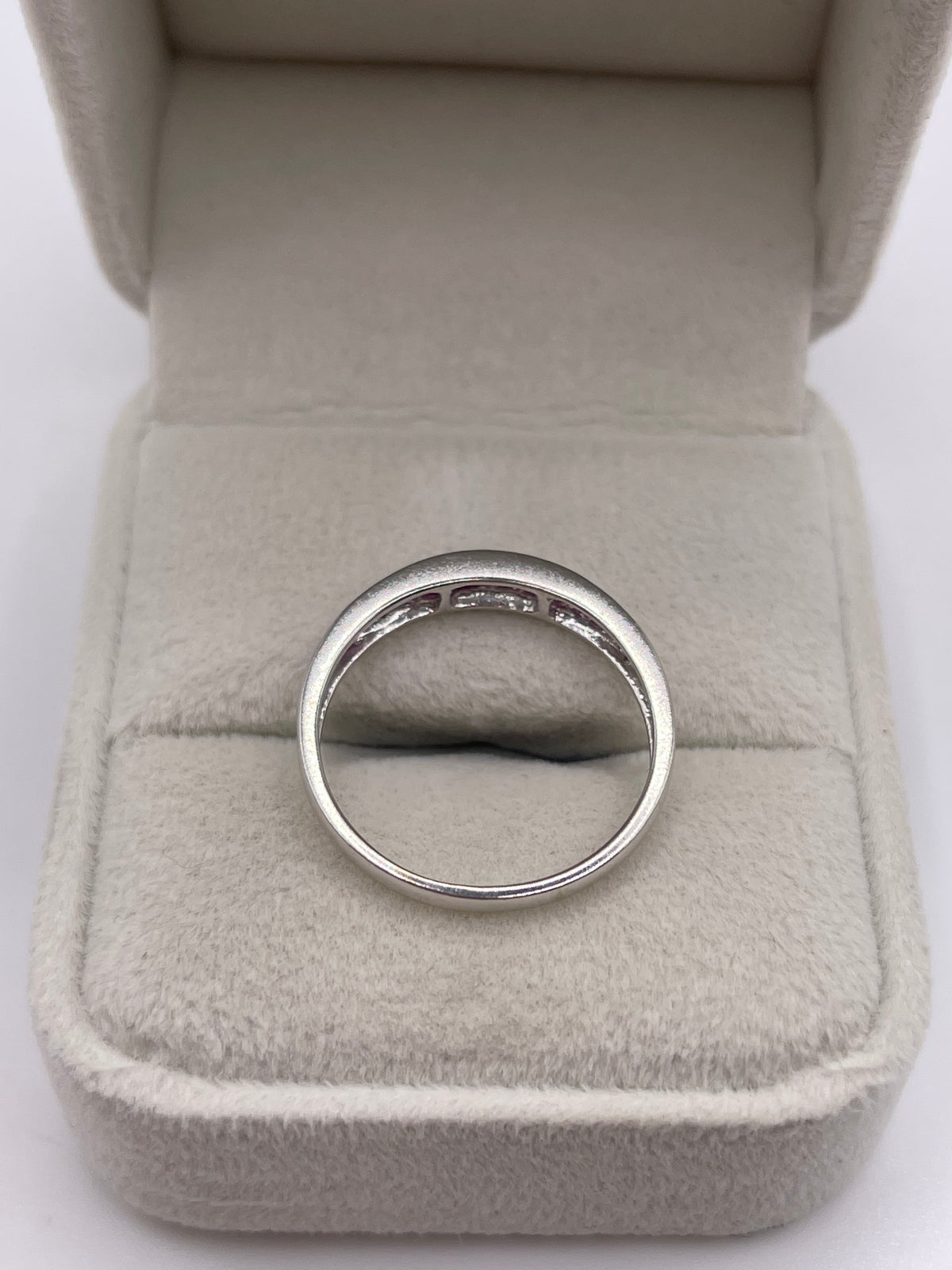 9ct white gold pink sapphire ring
