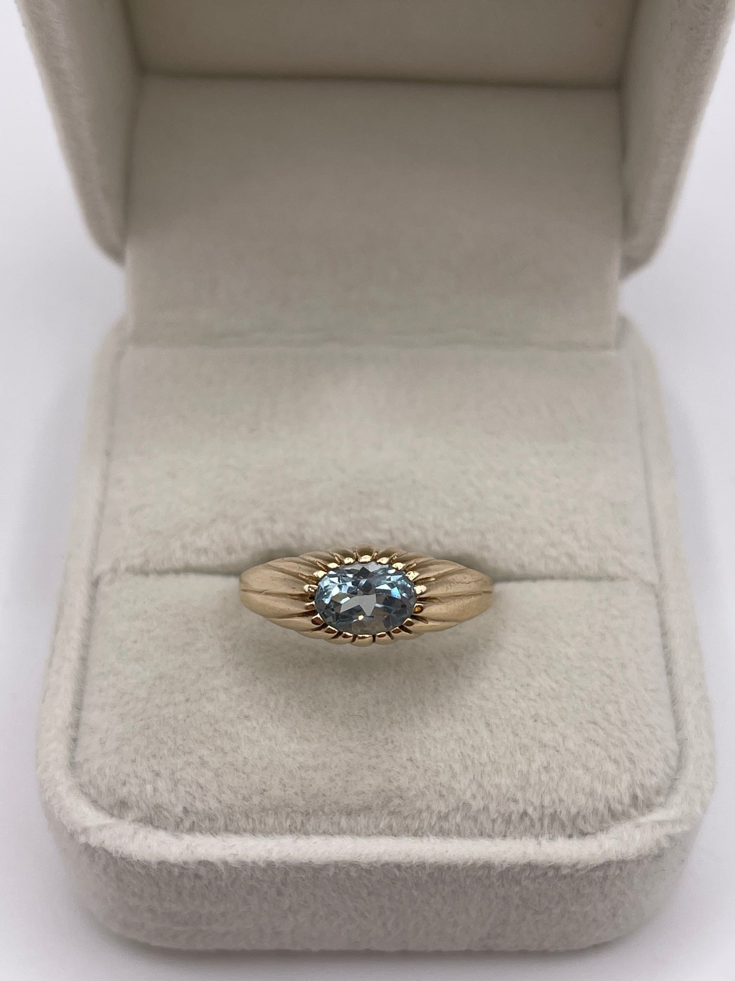 9ct gold aquamarine ring