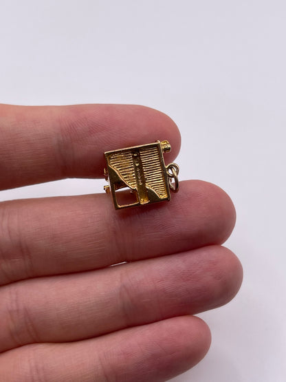 9ct gold piano player charm