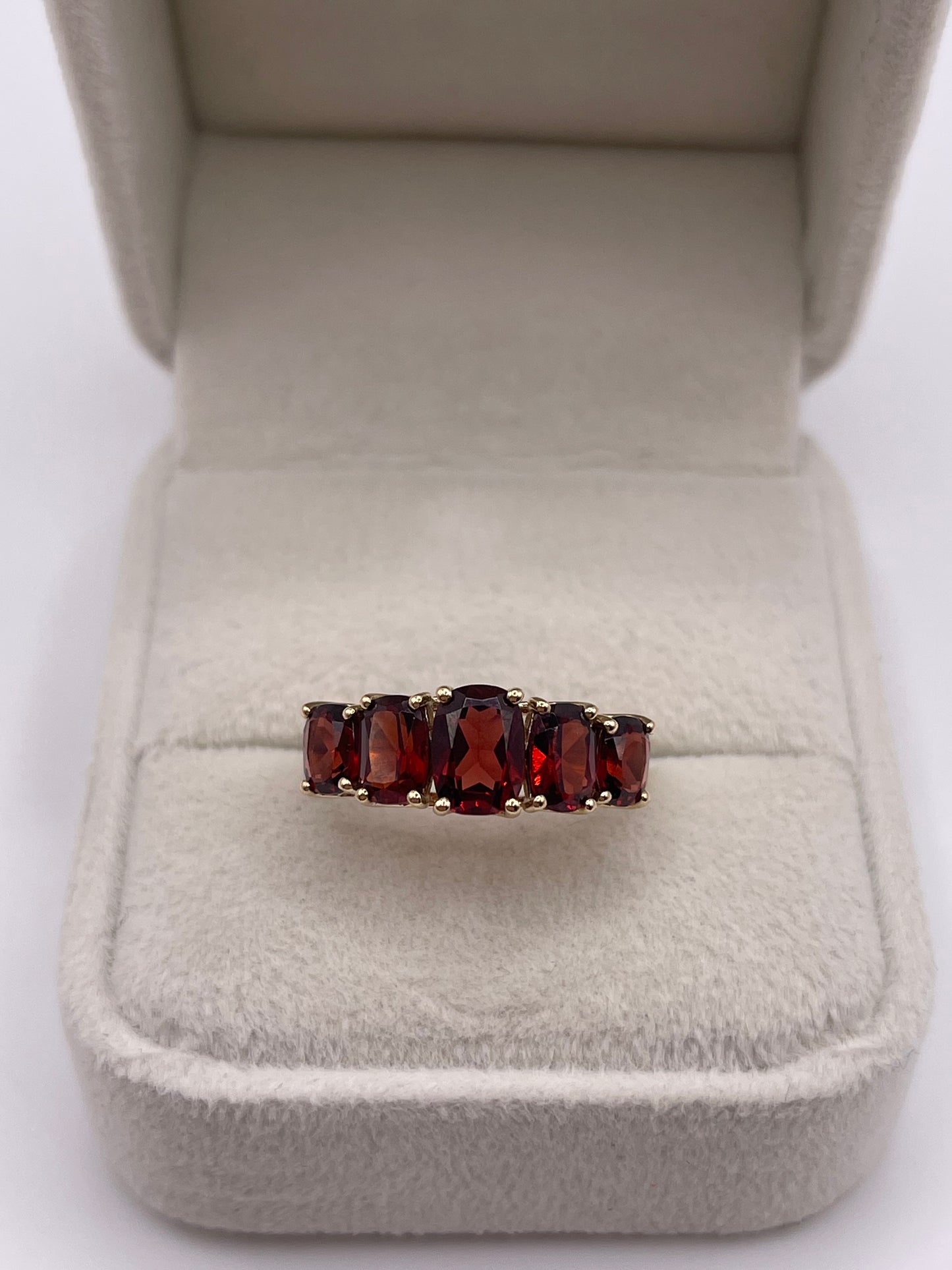 9ct gold garnet ring