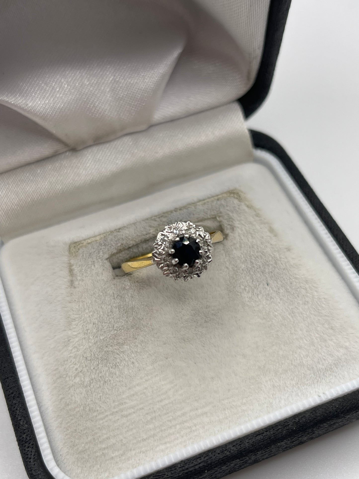 18ct gold sapphire and diamond ring