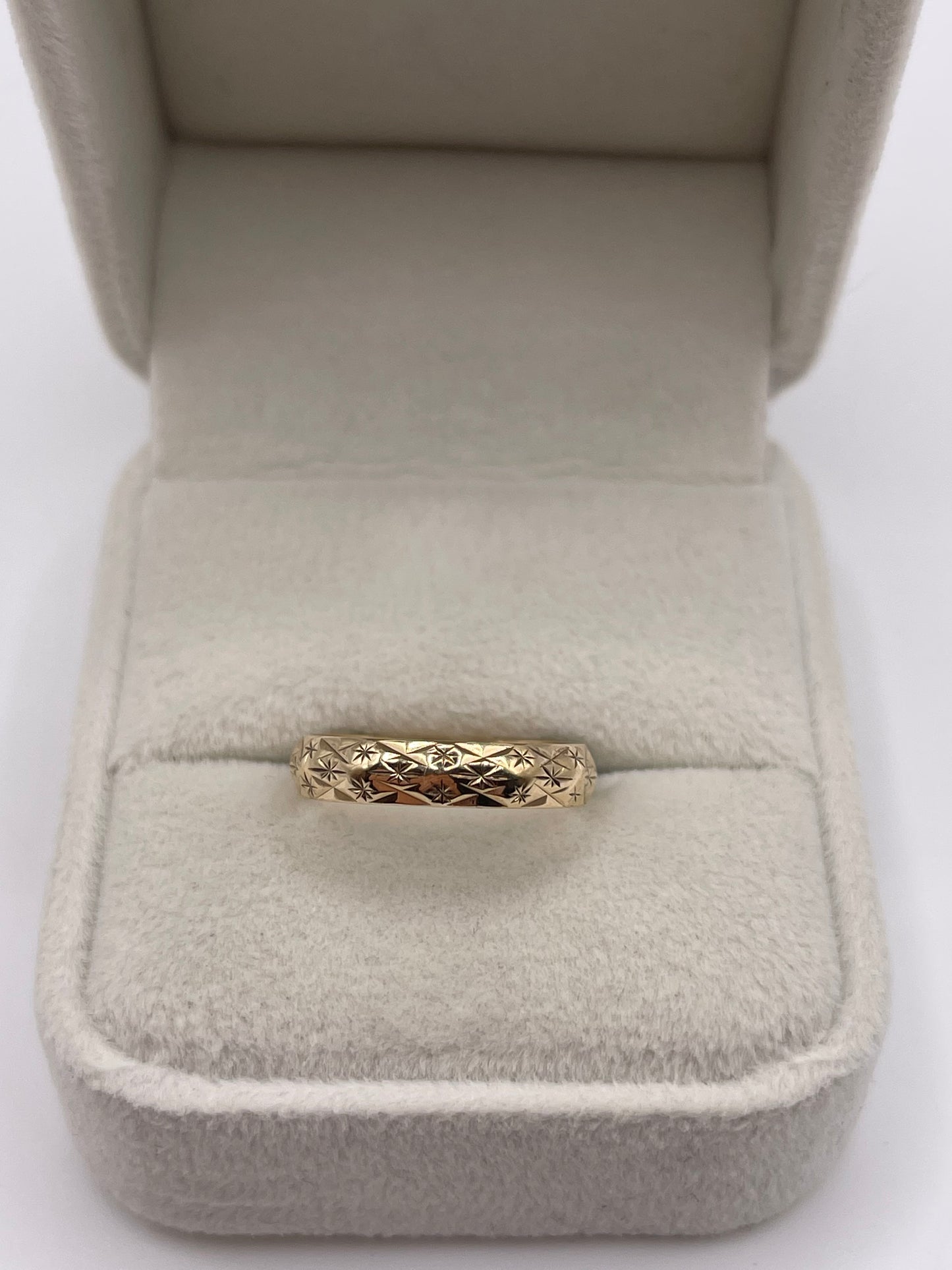 9ct gold patterned band