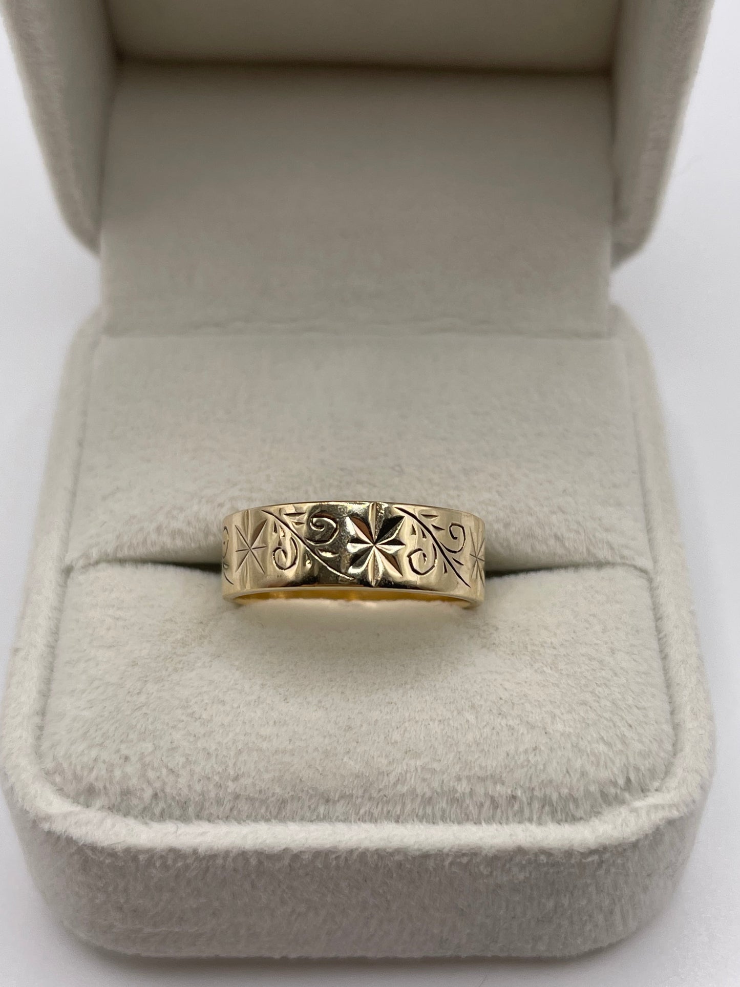 9ct gold patterned band