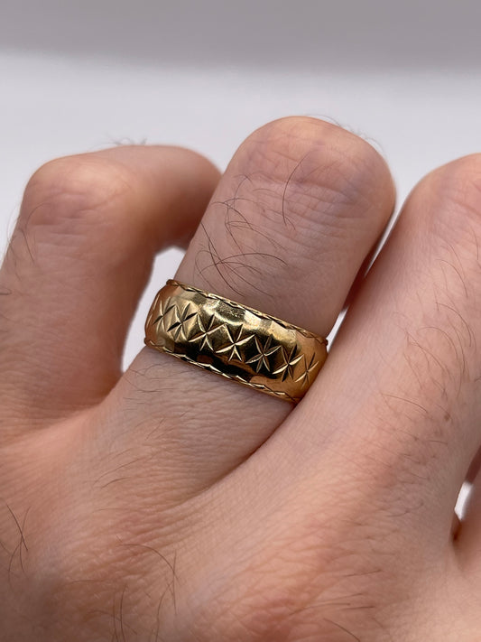 9ct gold patterned band