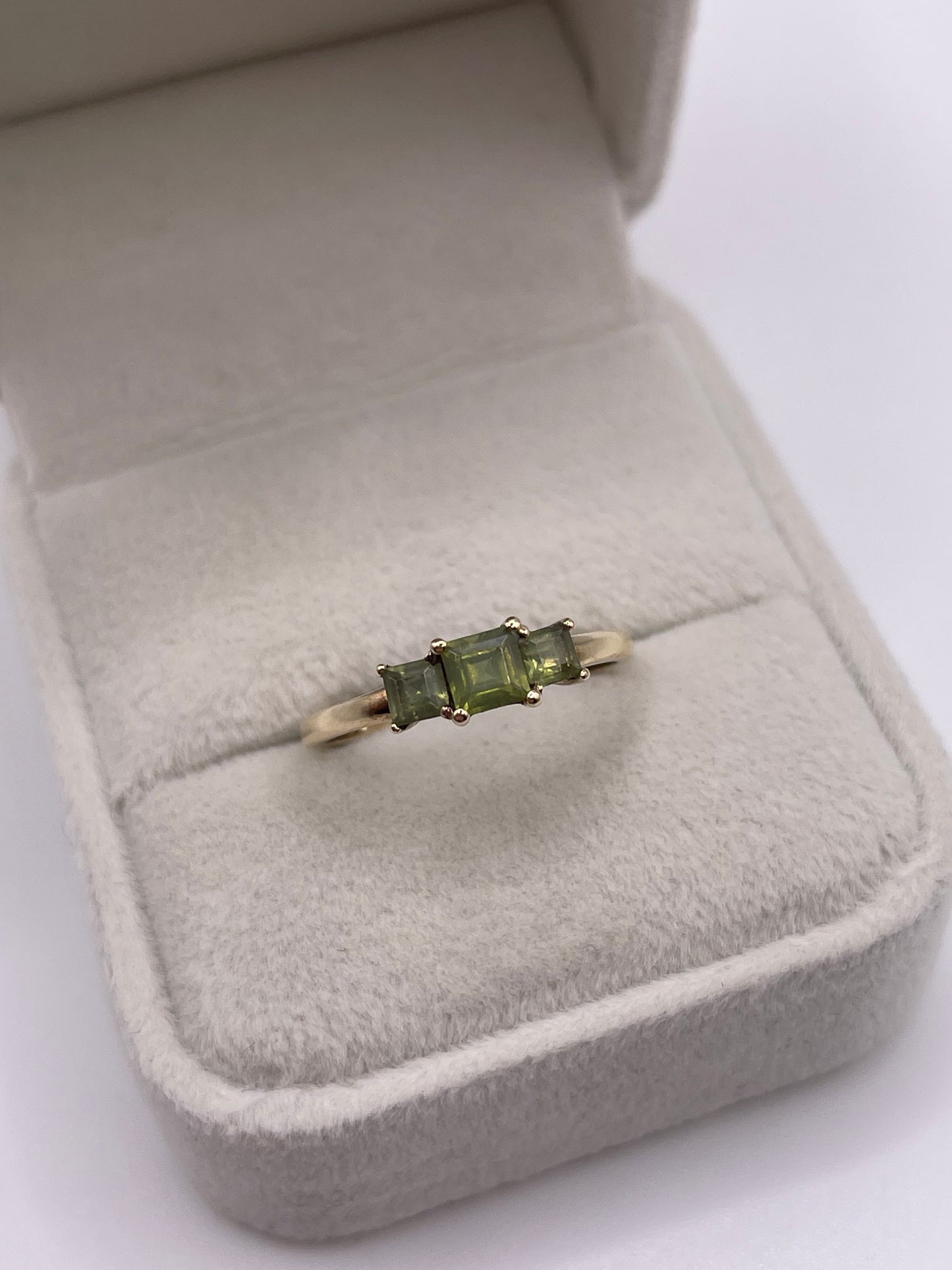 9ct gold quartz ring