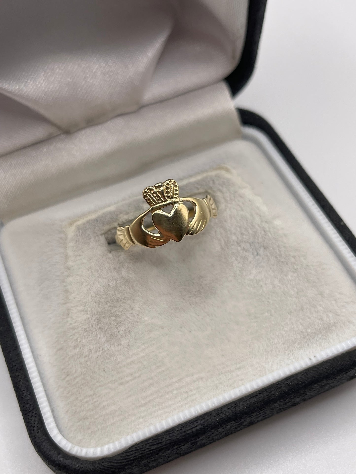 9ct gold claddagh ring