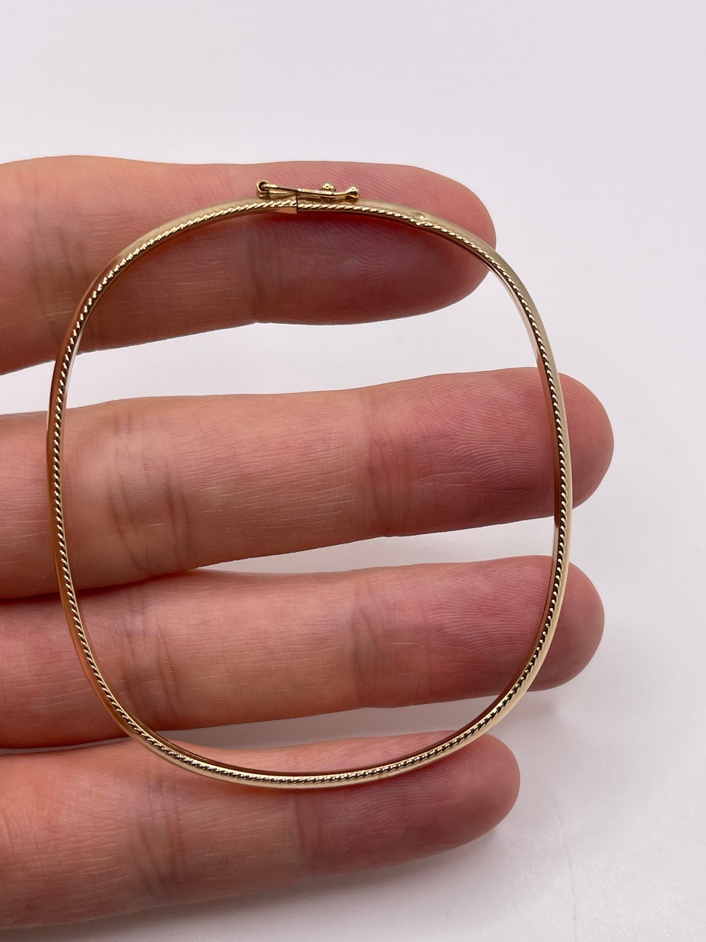 9ct gold bangle