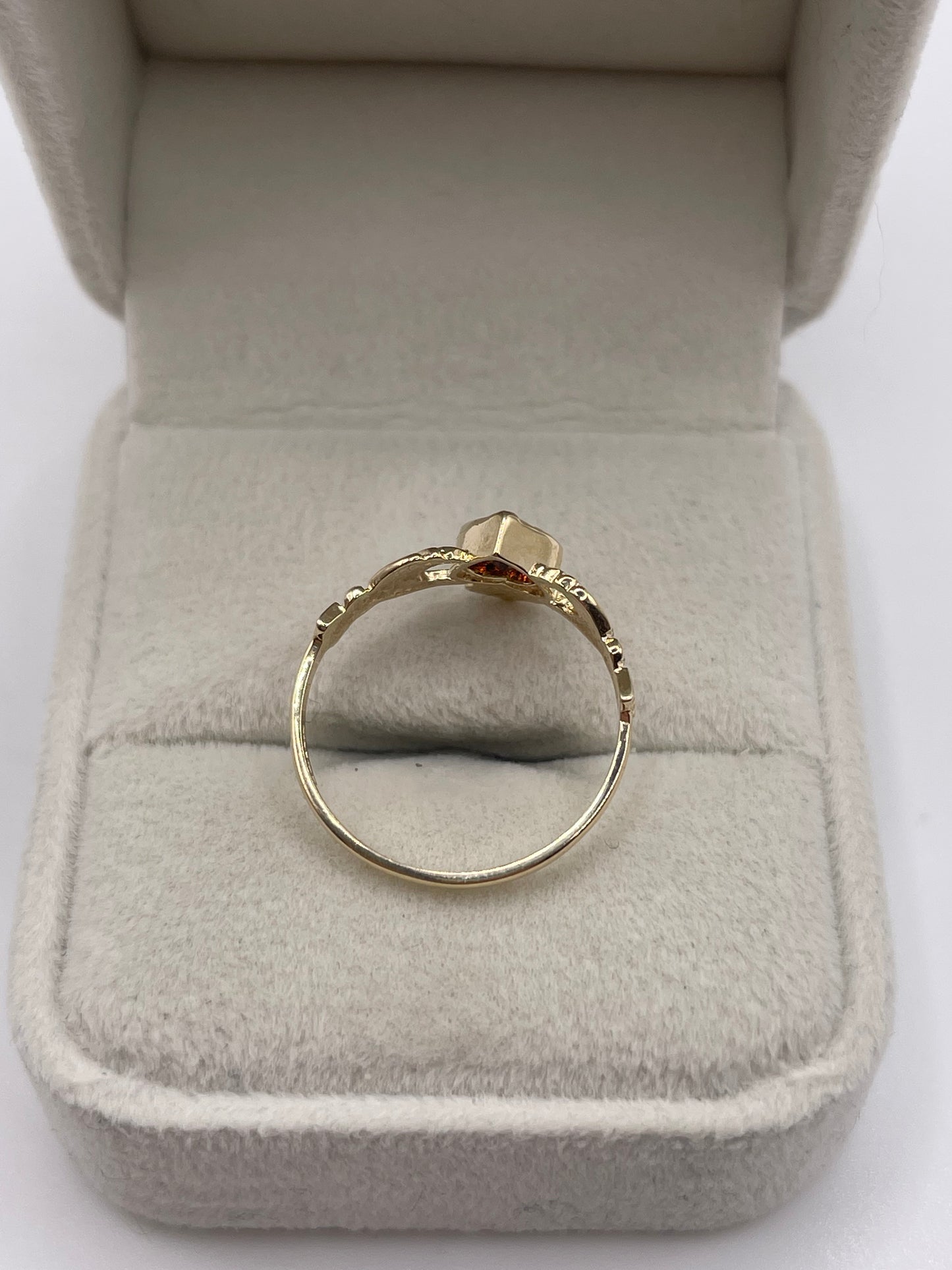 9ct gold amethyst claddagh ring
