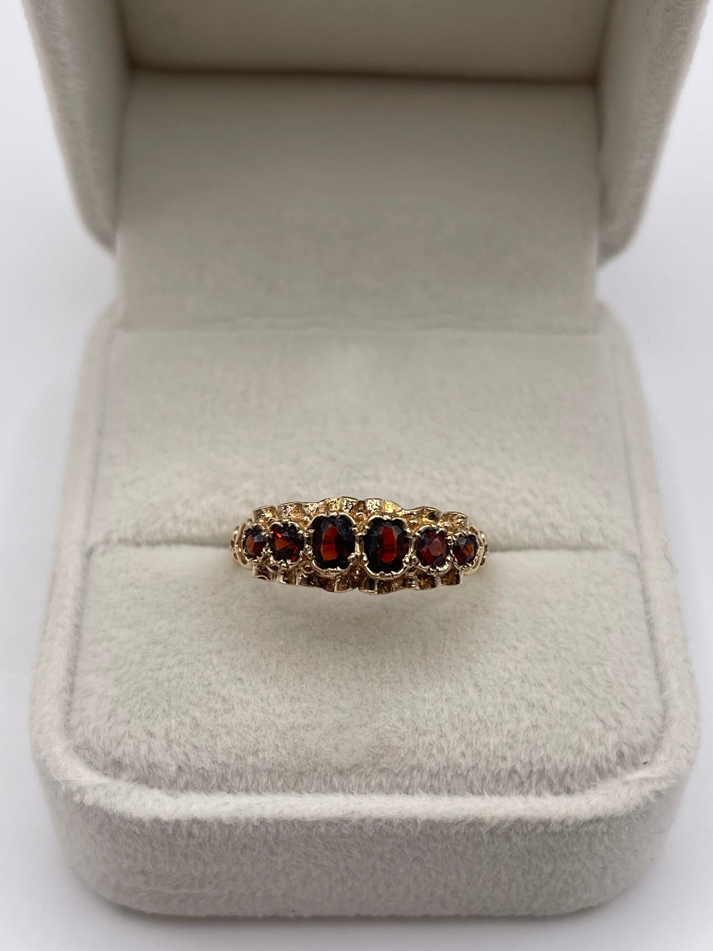 9ct gold garnet ring