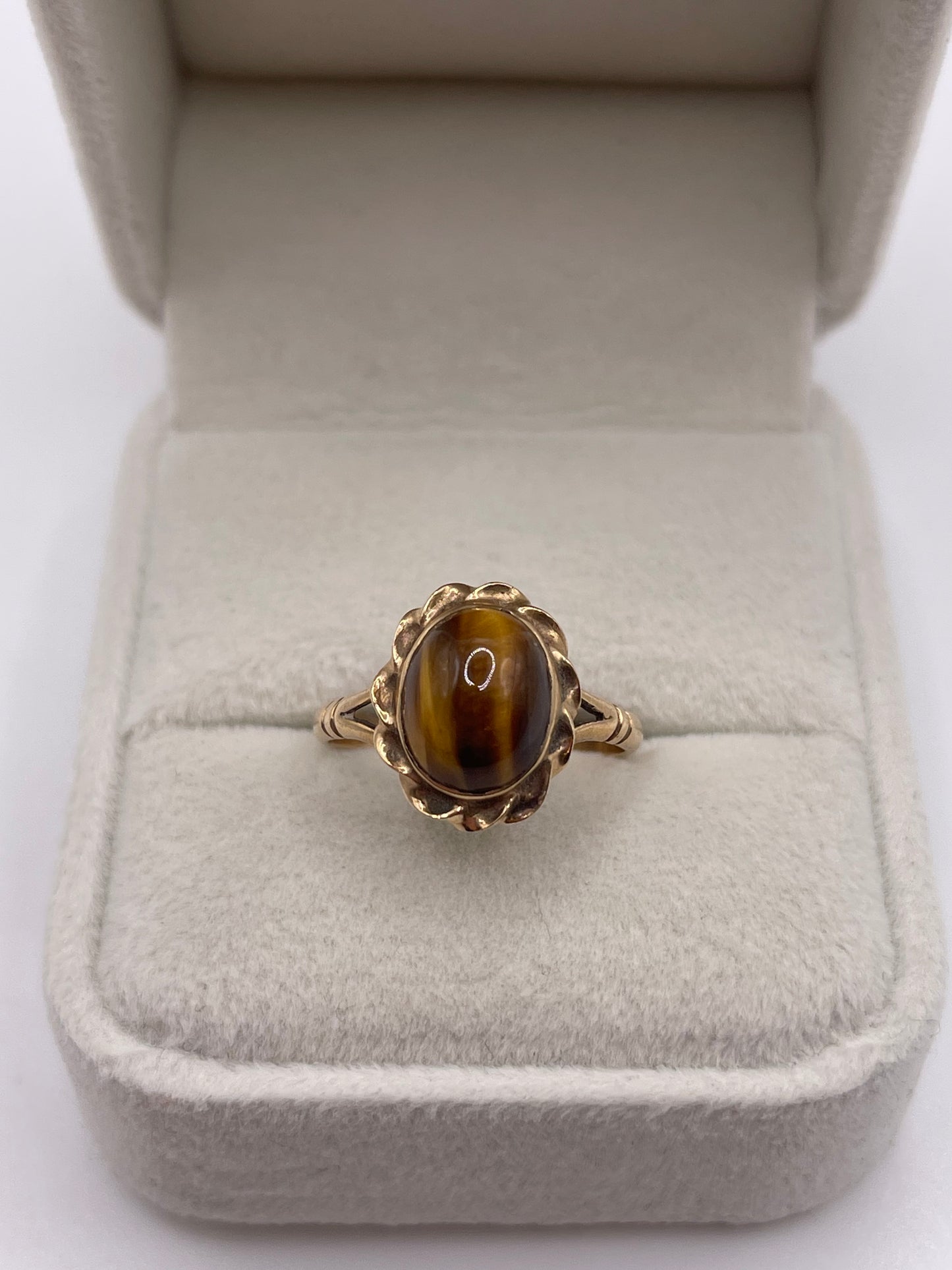 9ct gold tigers eye ring