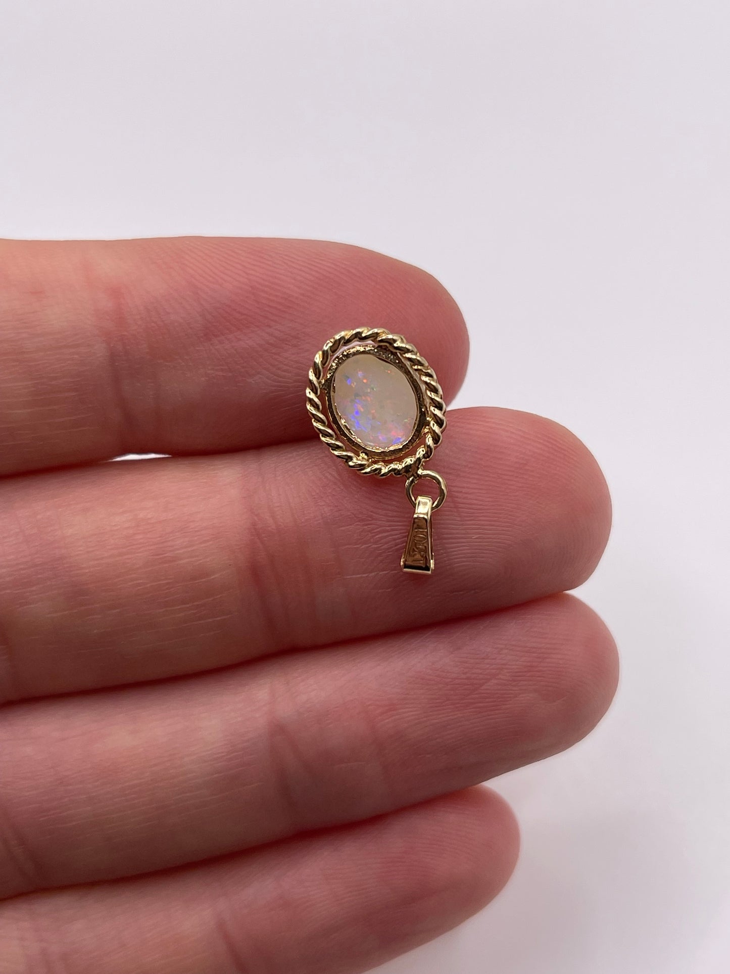 9ct gold opal pendant