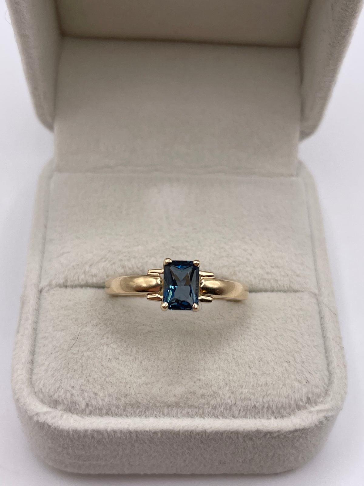 9ct gold London blue topaz ring