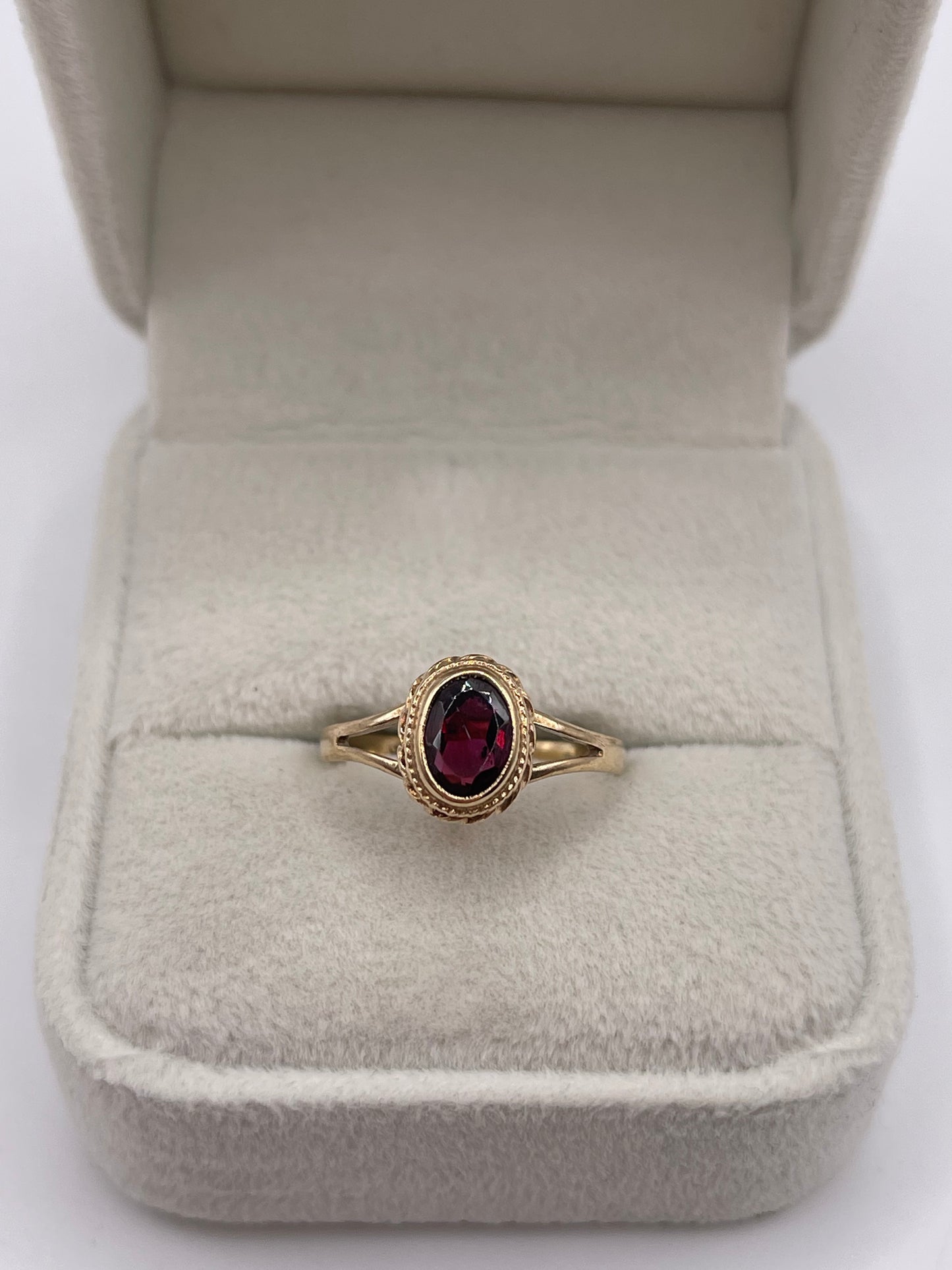 9ct gold garnet ring