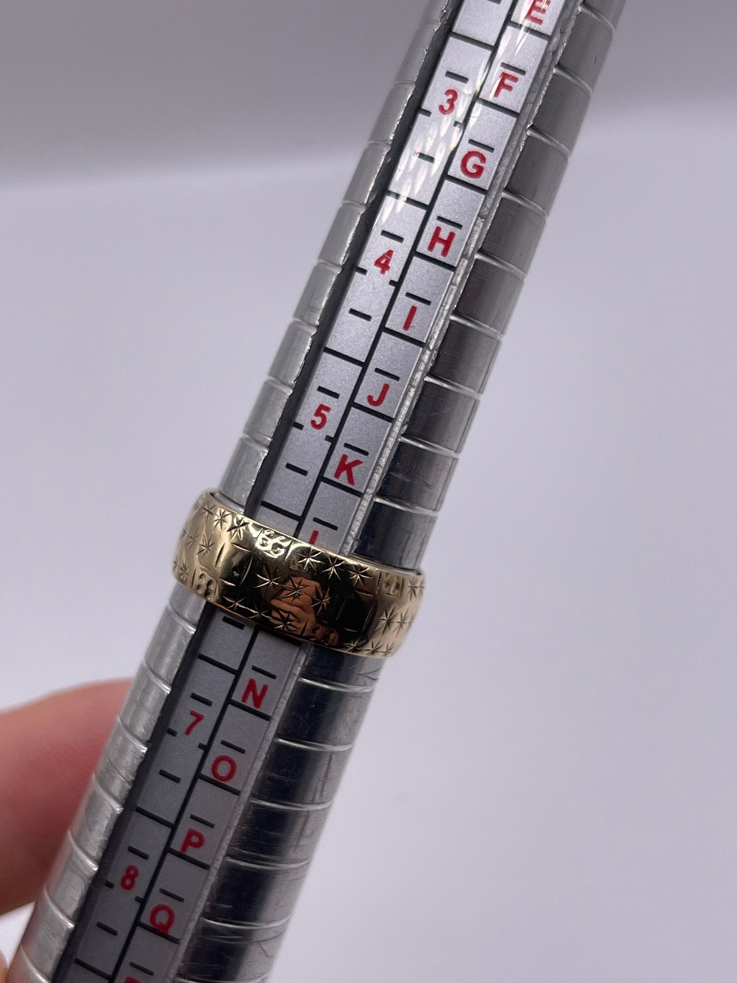 9ct gold patterned band