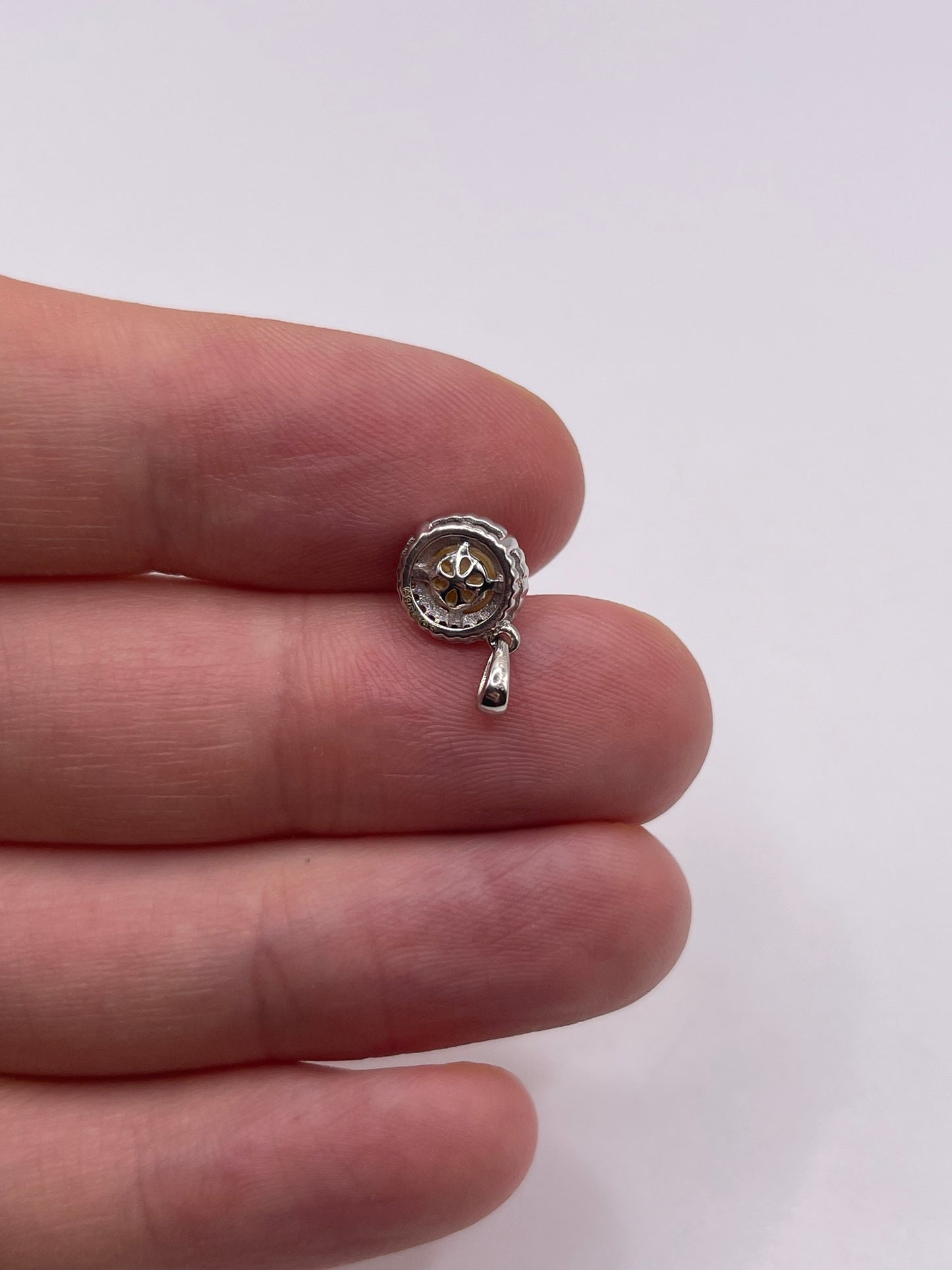 9ct white gold pearl and diamond pendant