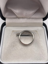 Load image into Gallery viewer, 9ct white gold cz ring
