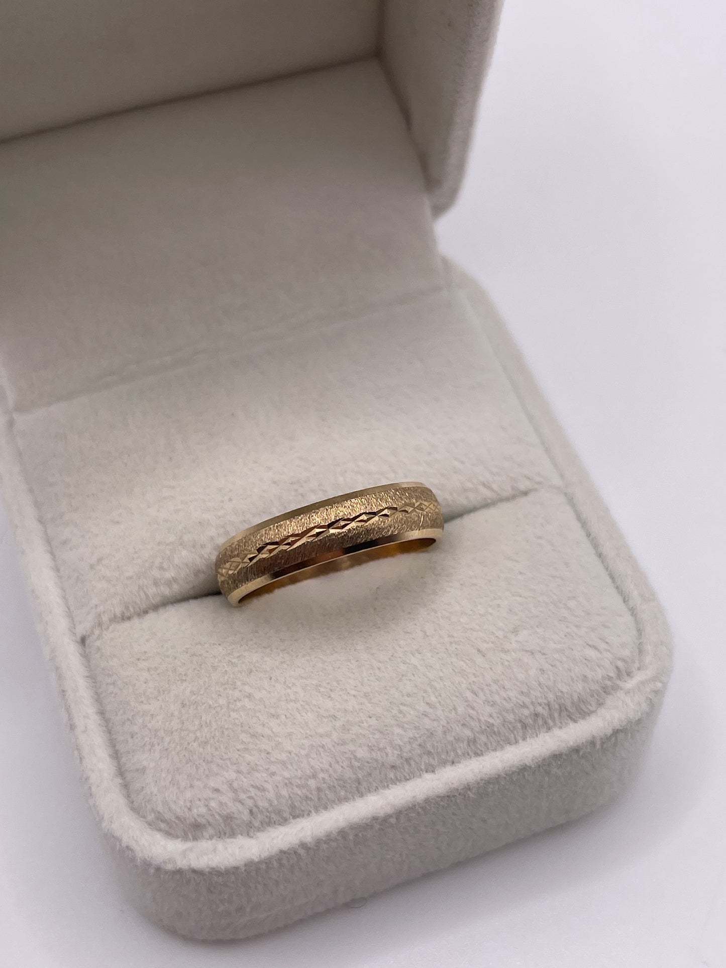 9ct gold patterned band