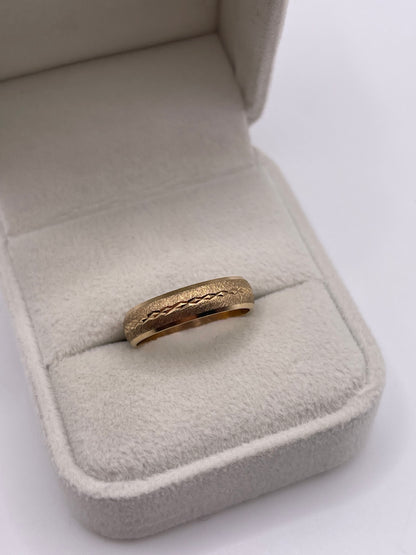 9ct gold patterned band