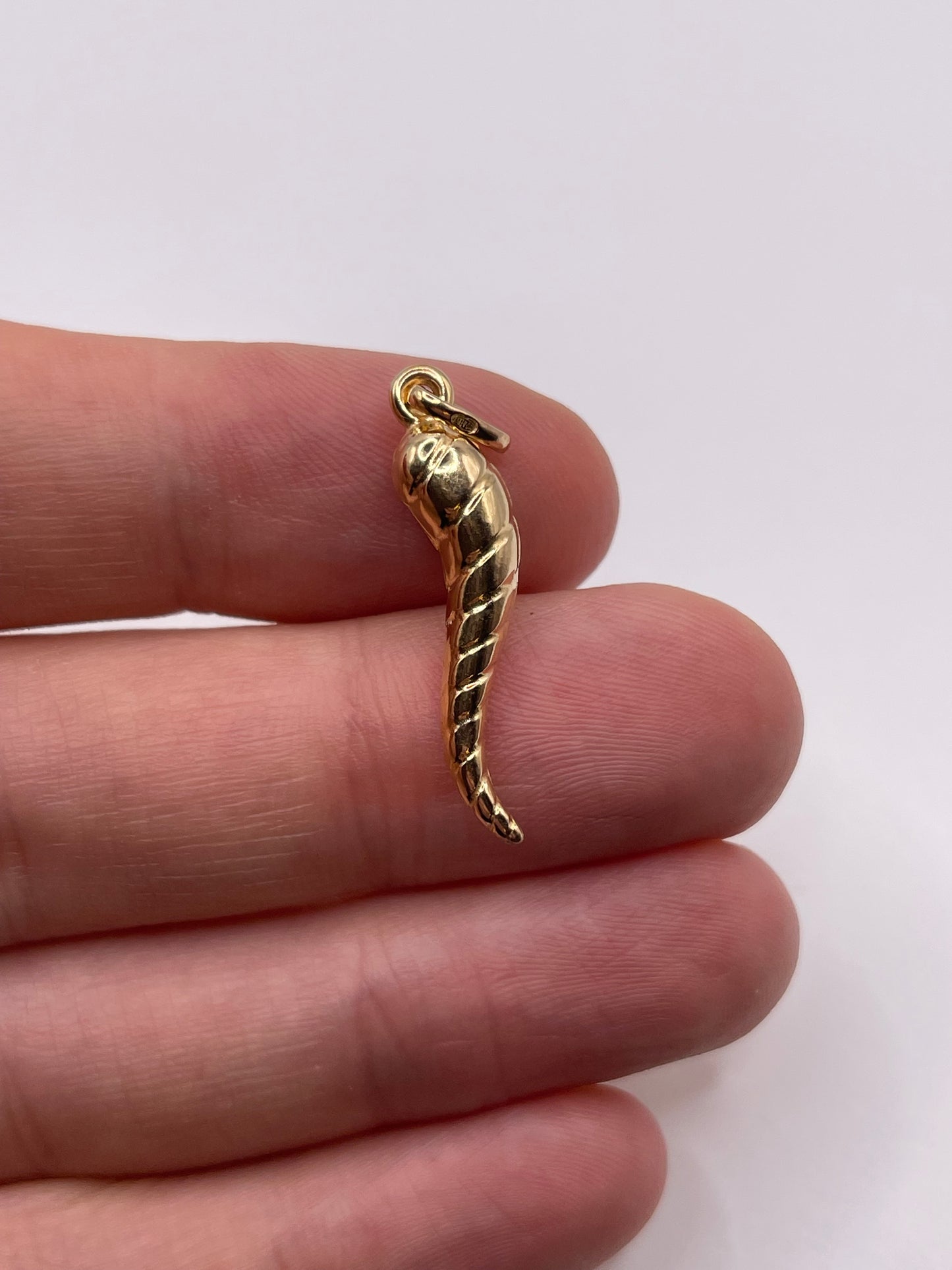 9ct gold horn of plenty pendant