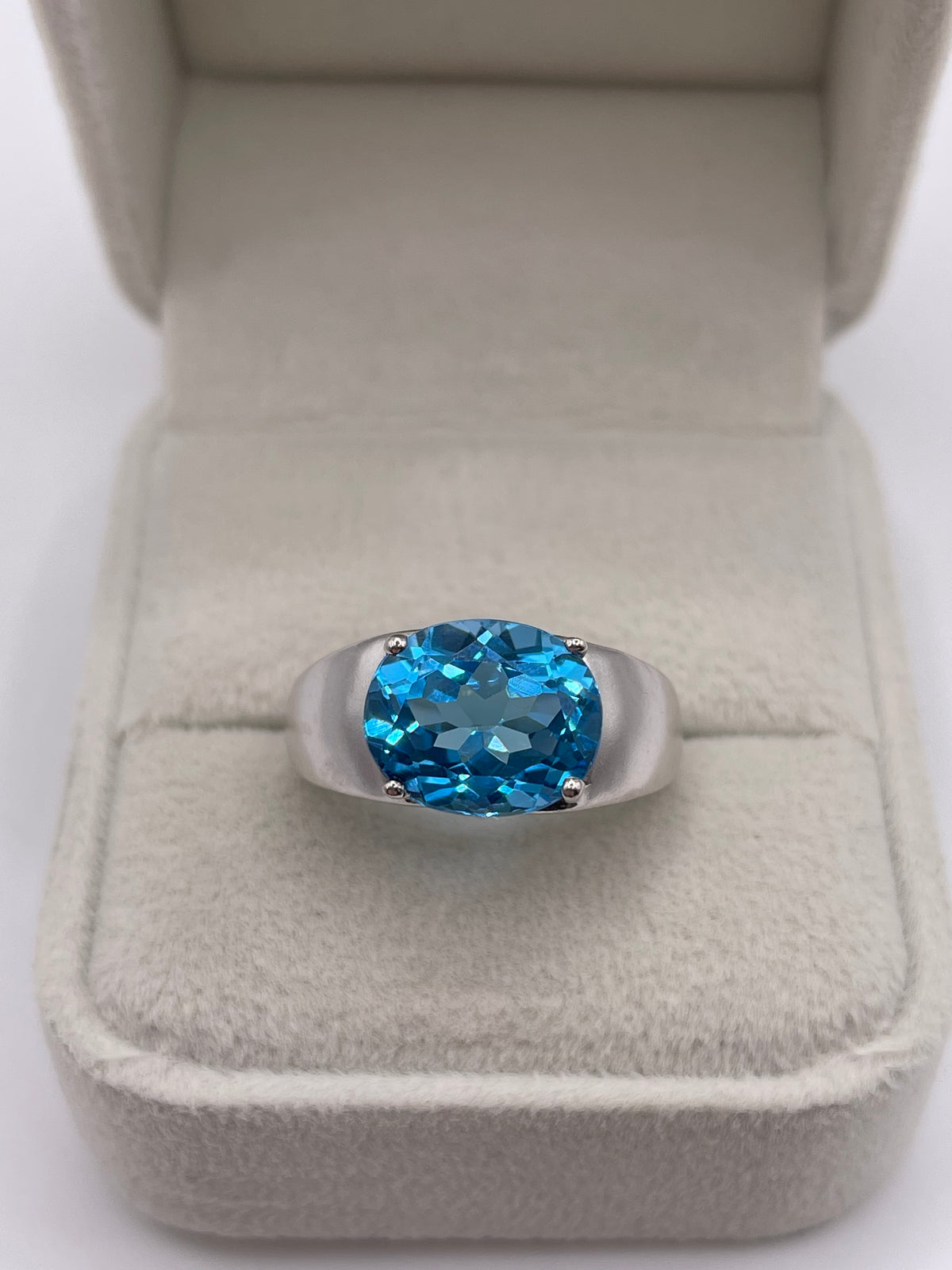 9ct white gold blue topaz ring
