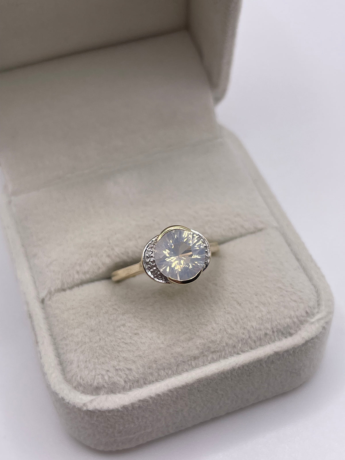 9ct gold quartz and diamond ring
