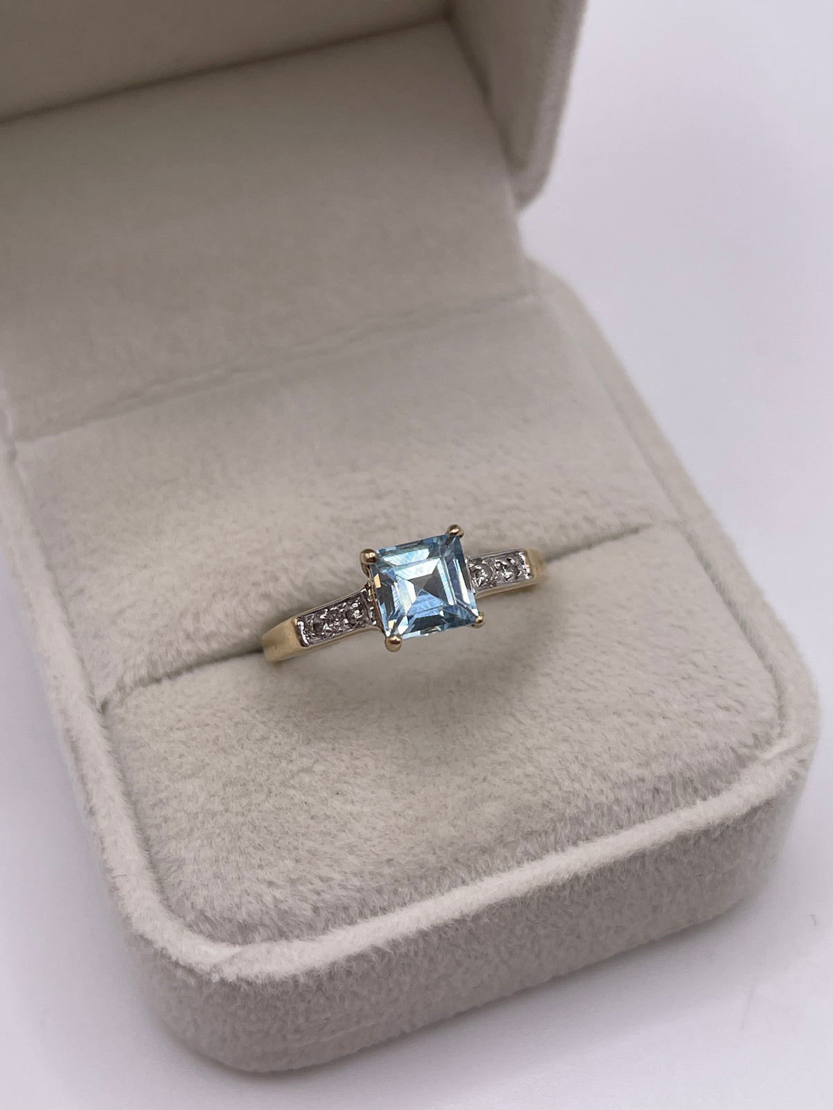 9ct gold aquamarine and diamond ring
