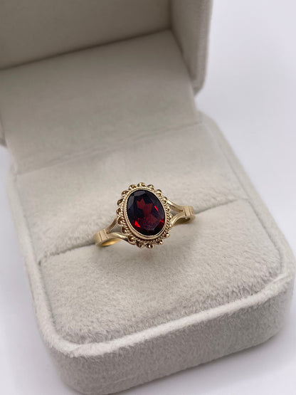 9ct gold garnet ring
