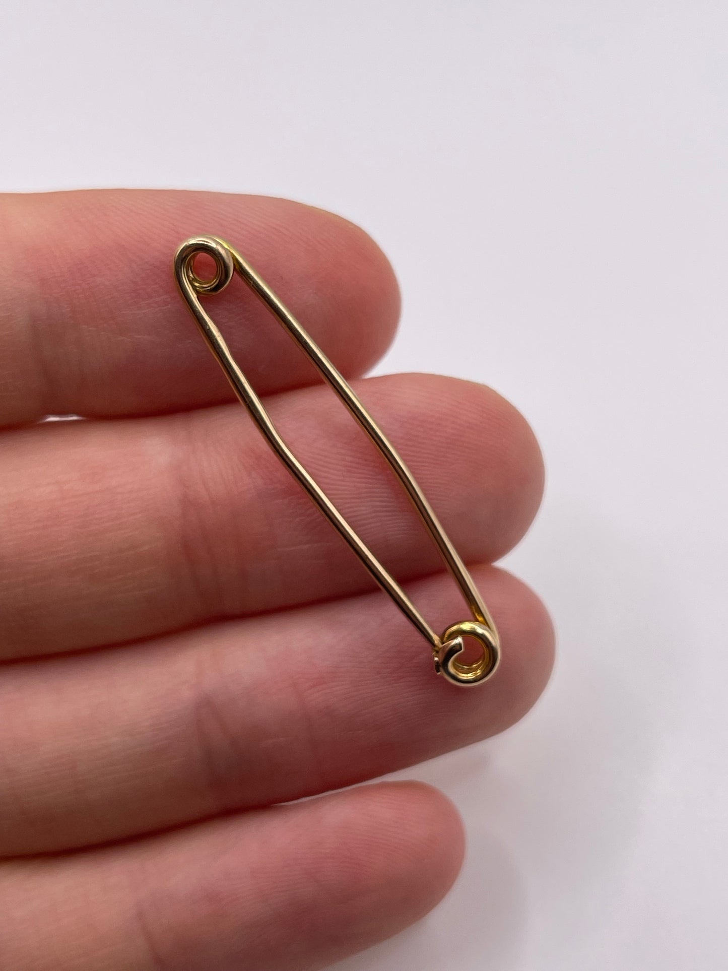 9ct gold safety pin brooch