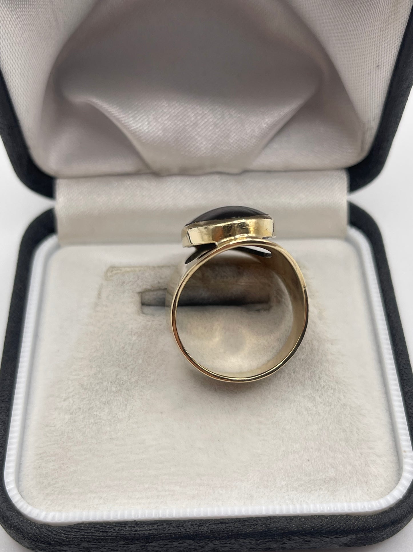 Heavy 9ct gold onyx ring