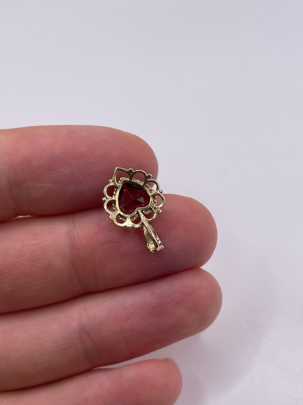 9ct gold garnet heart pendant
