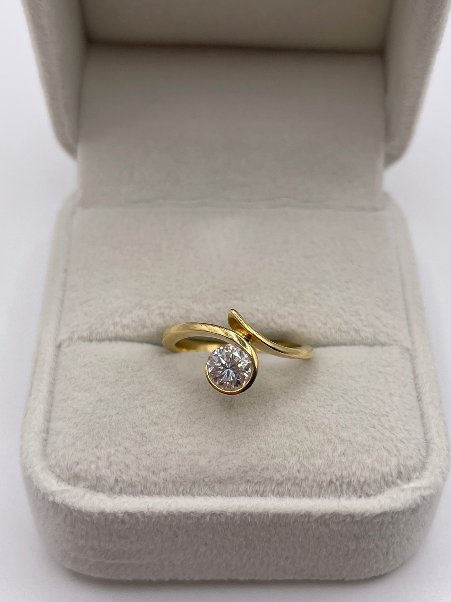 18ct gold 60 point diamond ring