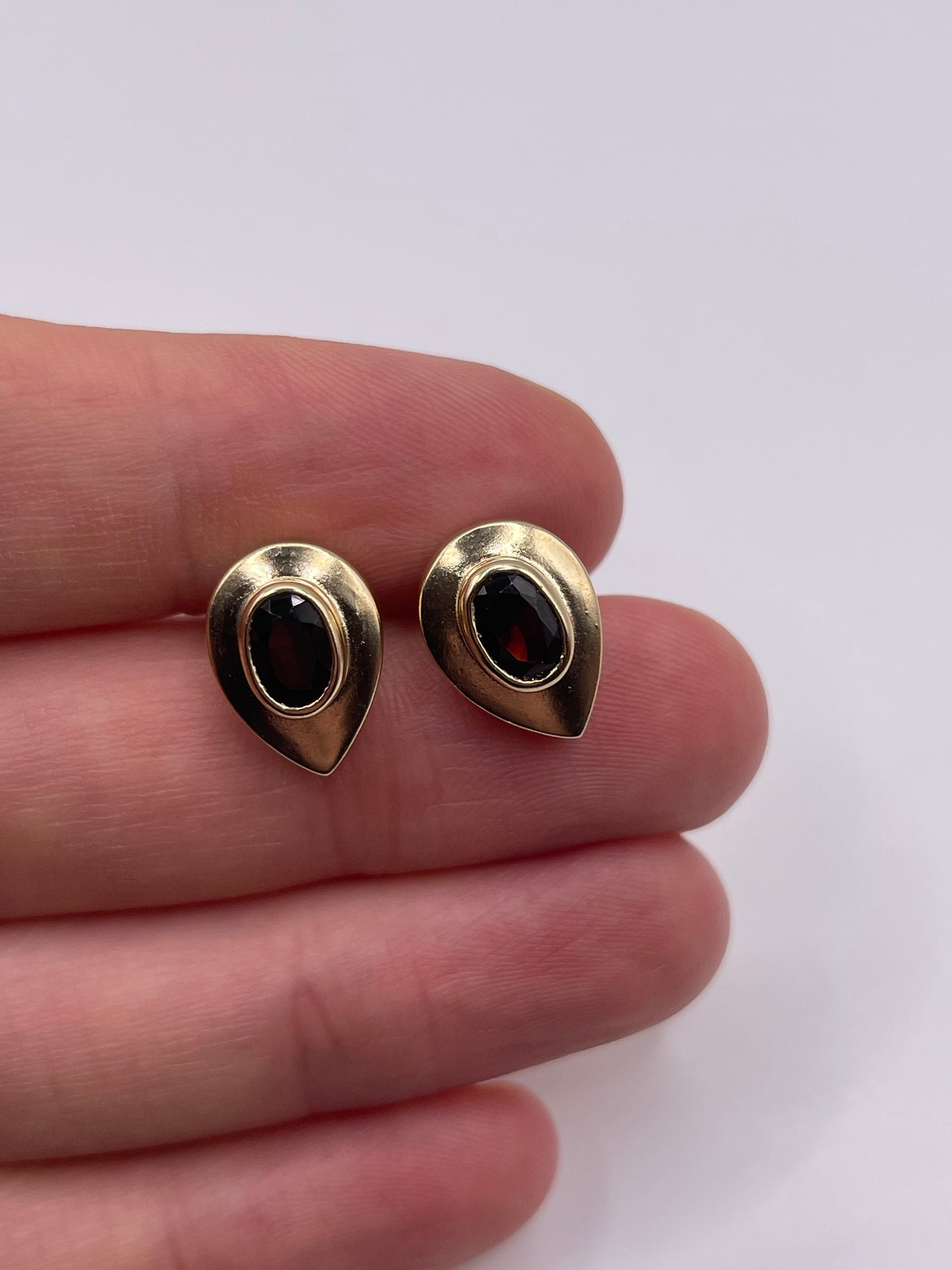 9ct gold garnet earrings