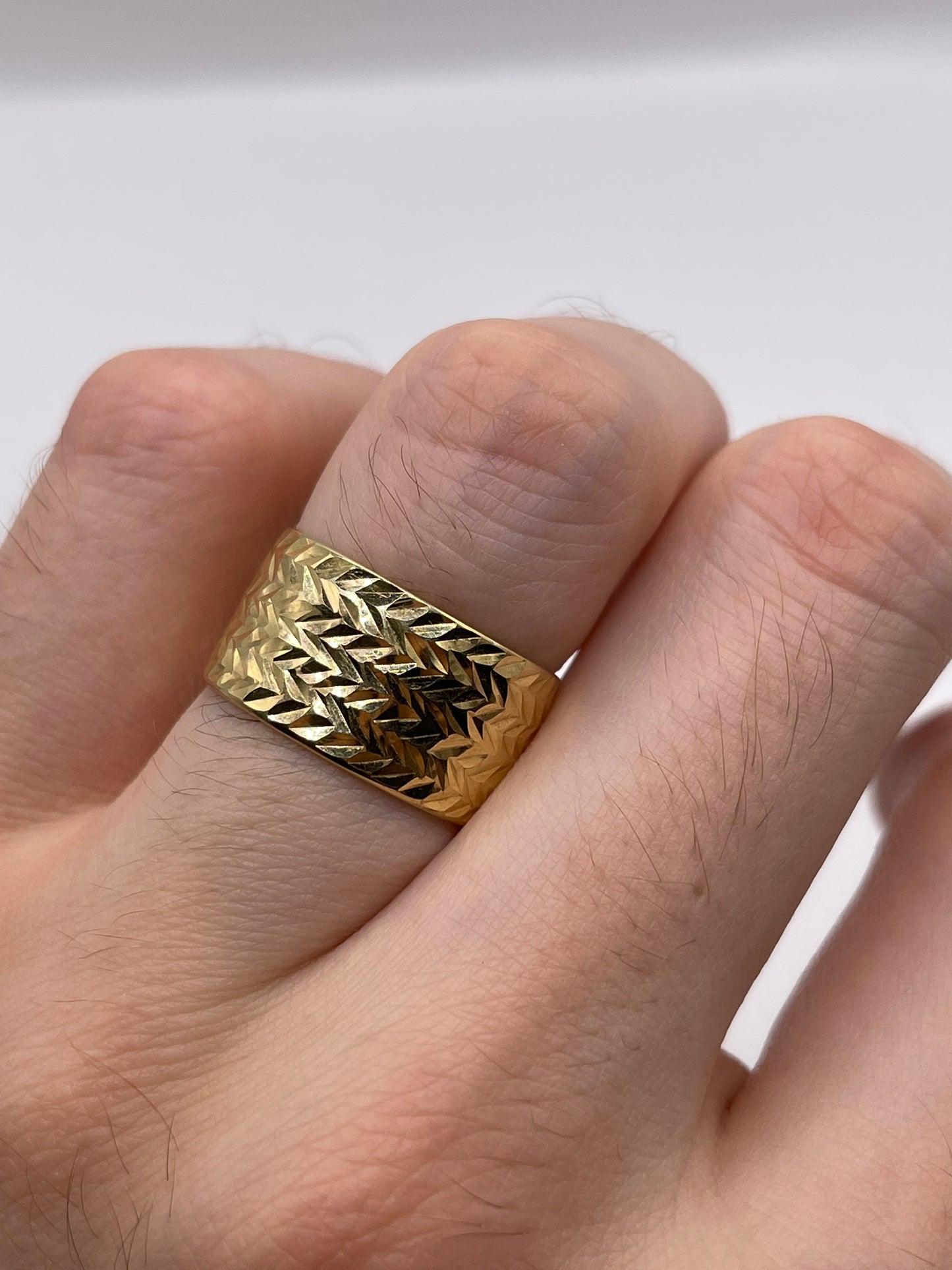 9ct gold patterned band
