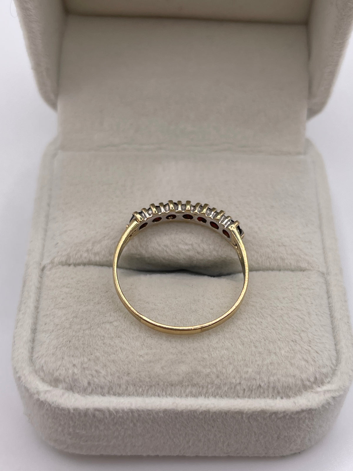 9ct gold garnet ring