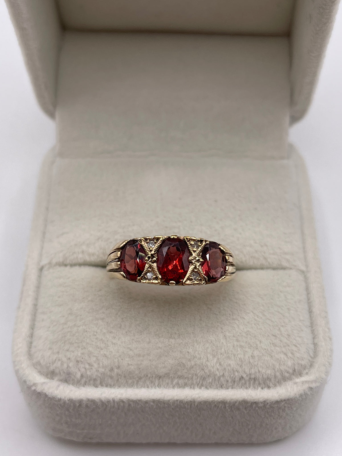9ct gold garnet and diamond ring