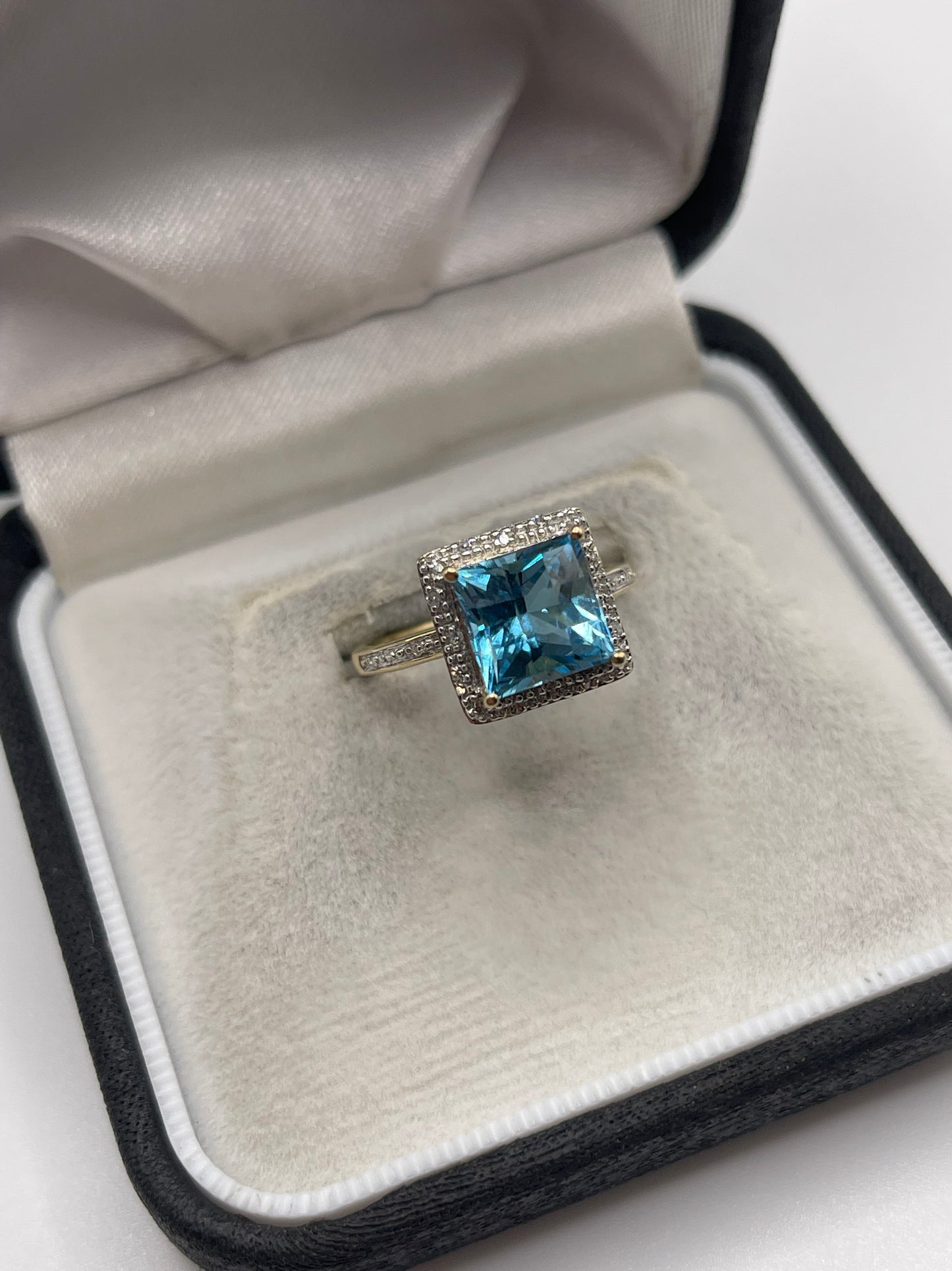 9ct gold blue topaz and diamond ring