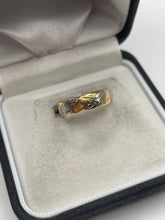 Load image into Gallery viewer, 18ct two tone engraved band

