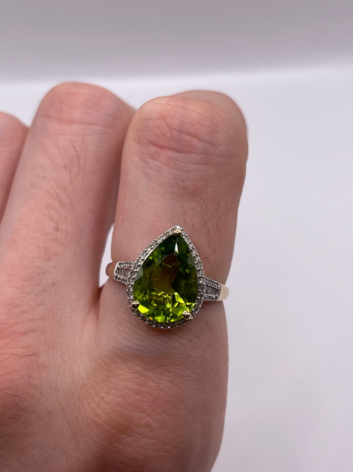 9ct gold peridot and diamond ring