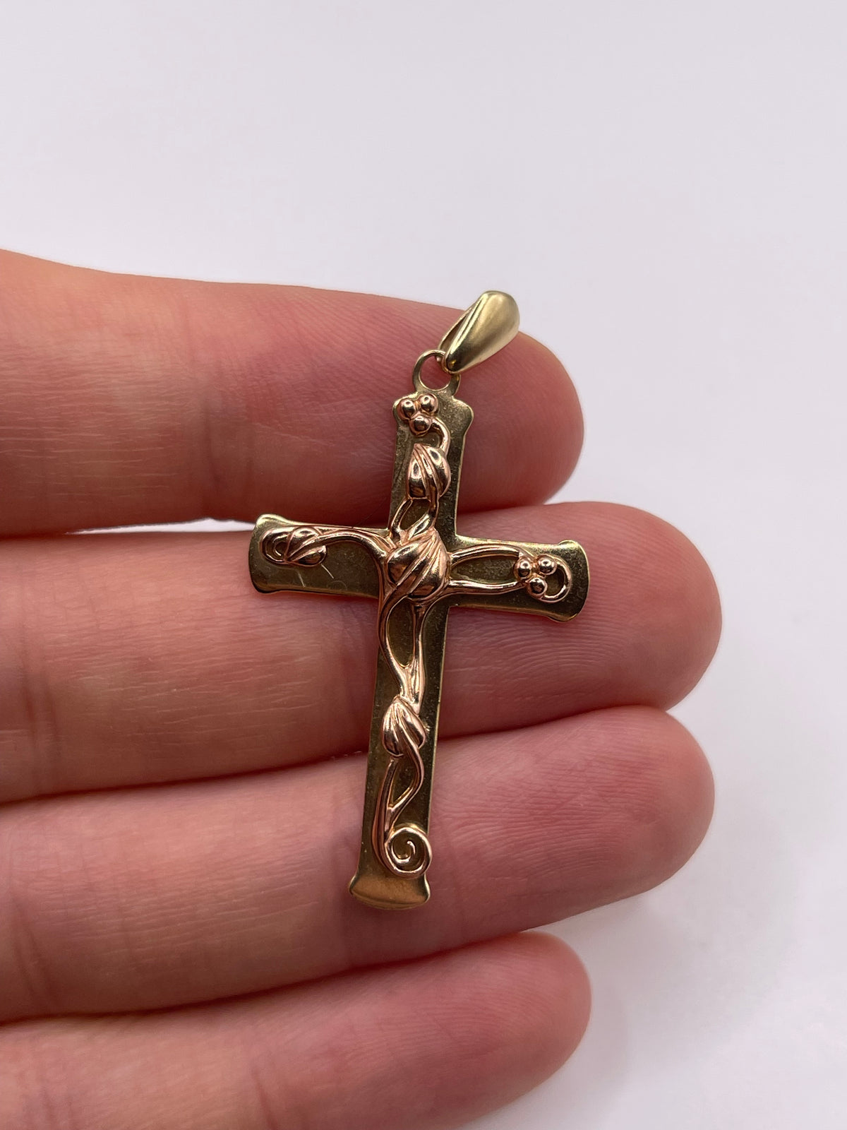 Clogau 9ct gold cross pendant
