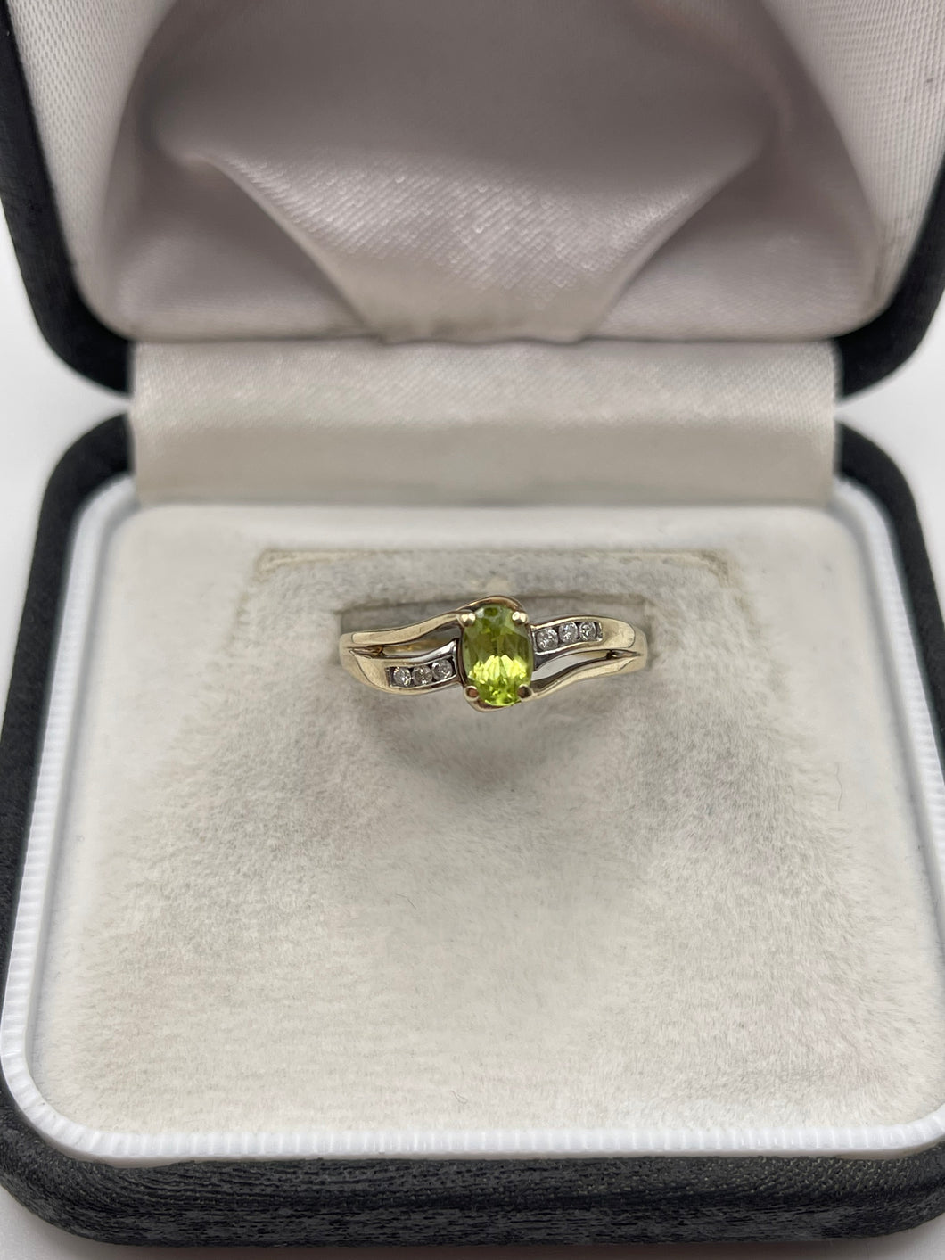9ct gold peridot and diamond ring