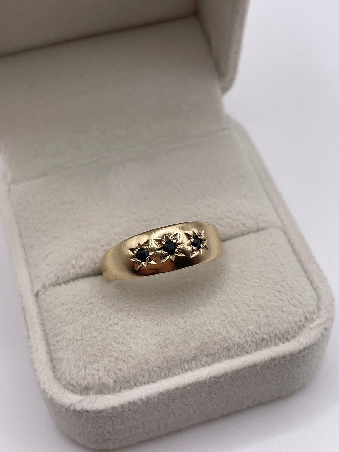 9ct gold sapphire gypsy ring