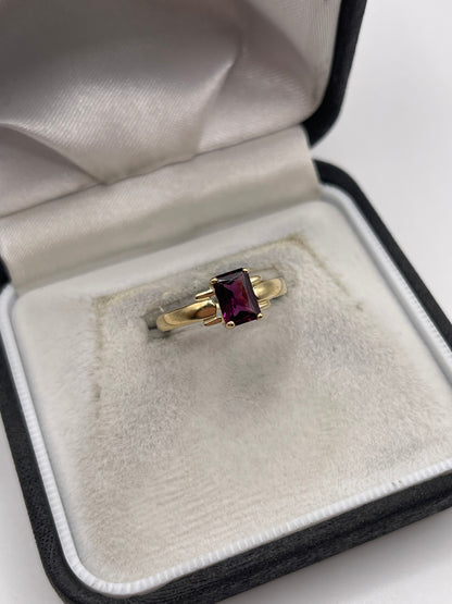 9ct gold garnet ring