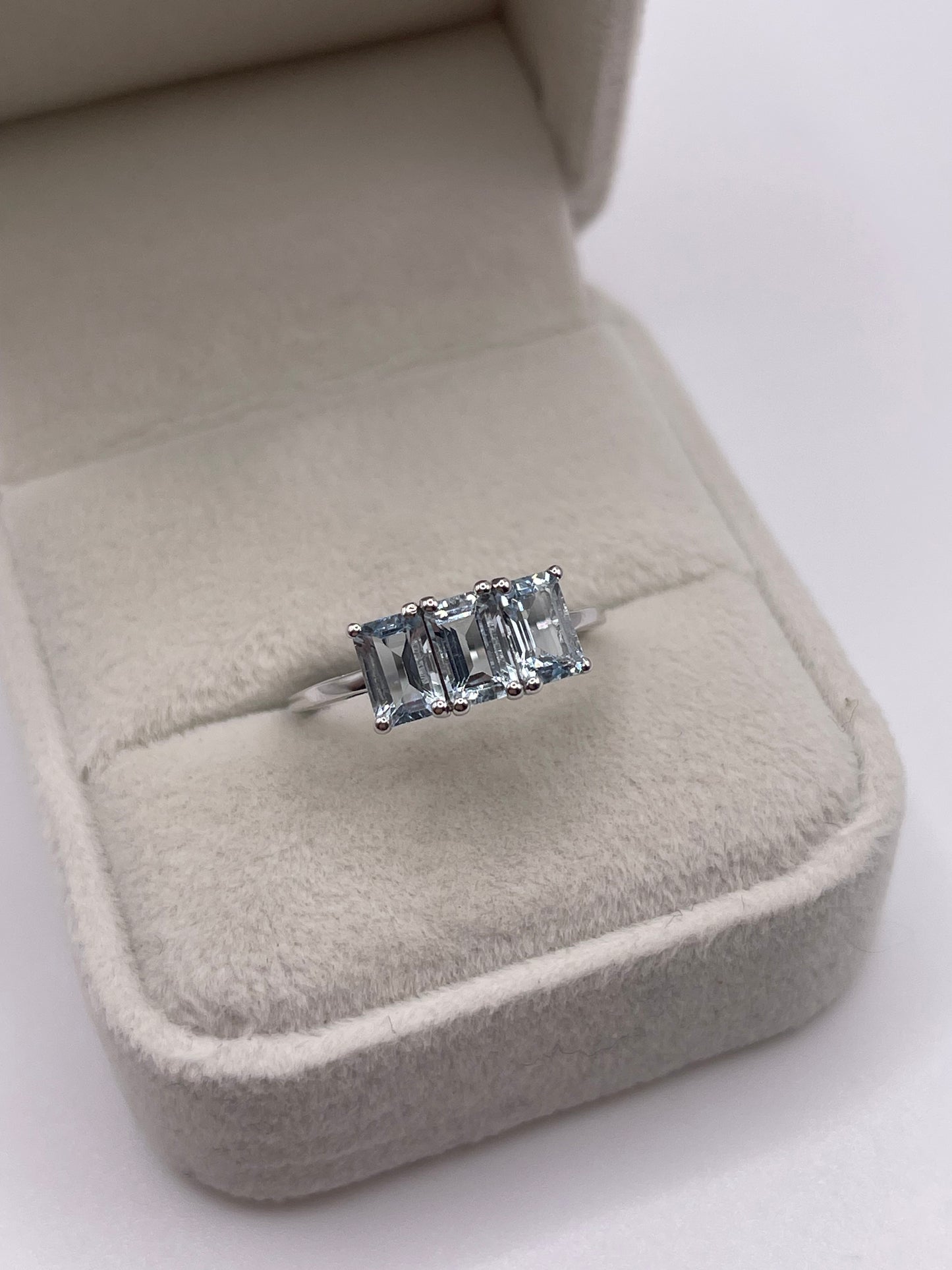 9ct white gold aquamarine ring