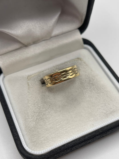 9ct gold engraved band